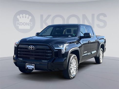 Used 2022 Toyota Tundra SR5 w/ SR5 Convenience Package image 1