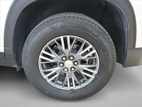 Used 2025 Chevrolet Traverse LT FWD image 19