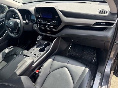 Used 2023 Toyota Highlander XLE FWD image 18