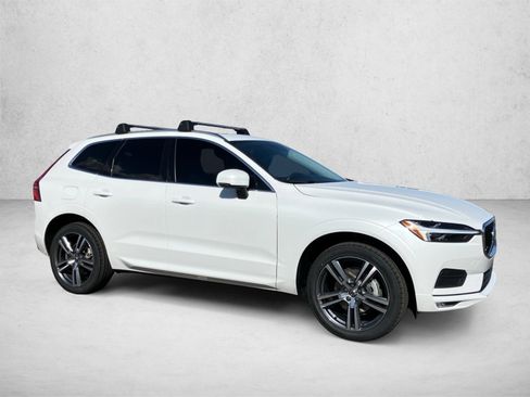 Used 2021 Volvo XC60 T5 Momentum w/ Premium Package FWD image 3