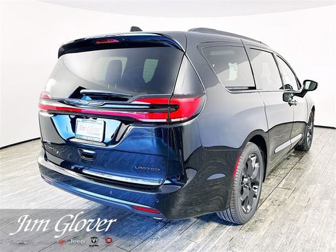 New 2026 Chrysler Pacifica Limited w/ S Appearance Package image 6
