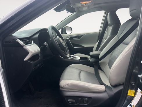 Used 2020 Toyota RAV4 Limited image 16