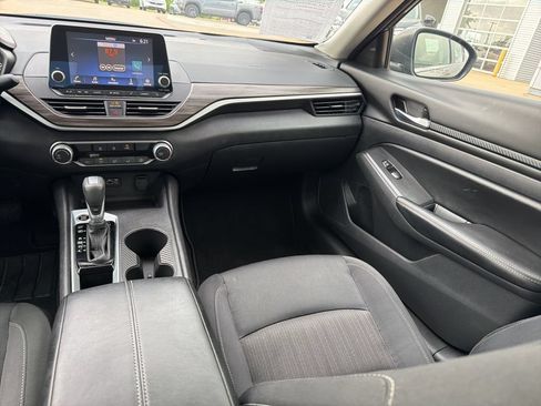 Used 2025 Nissan Altima 2.5 SV FWD image 19
