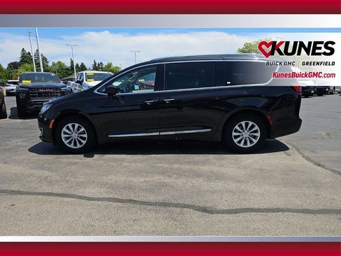 Used 2018 Chrysler Pacifica Touring-L w/ Advanced Safetytec Group FWD image 9