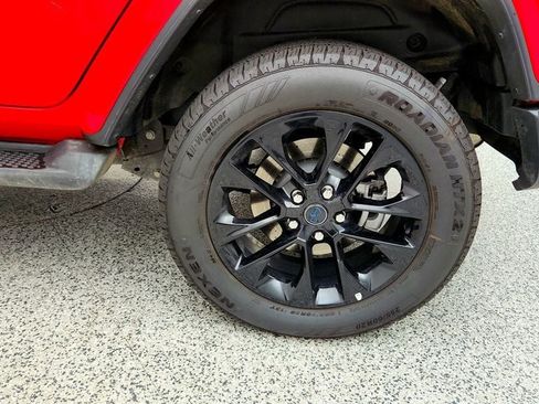 Used 2025 Jeep Wrangler Unlimited Sahara AWD/4WD image 9