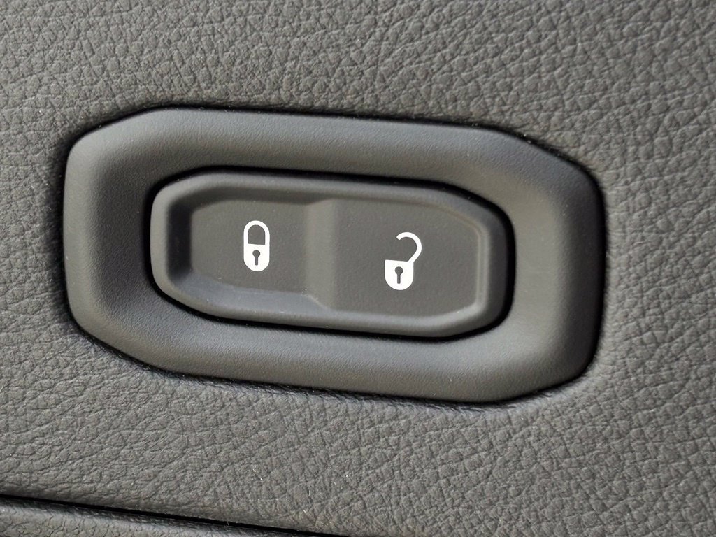 Used 2025 Jeep Wrangler Unlimited Sahara AWD/4WD image 19