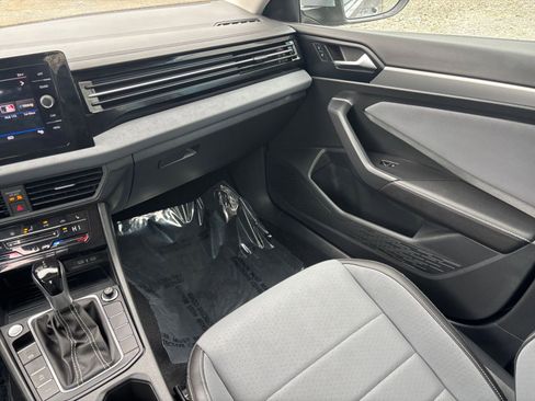 Used 2025 Volkswagen Jetta SE image 31