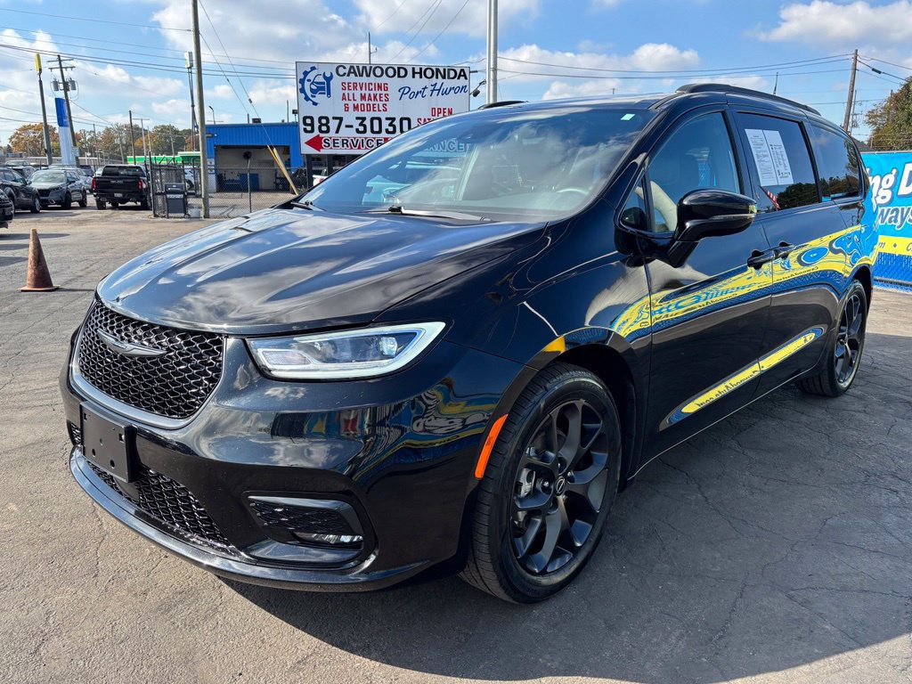 Used 2025 Chrysler Pacifica Limited FWD image 8
