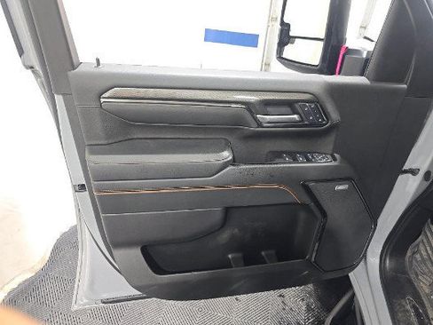 Used 2025 GMC Sierra 2500 AT4 w/ Technology Package AWD/4WD image 10
