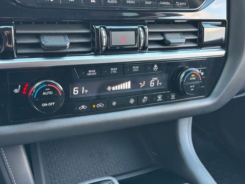 Used 2024 Nissan Pathfinder SL image 25