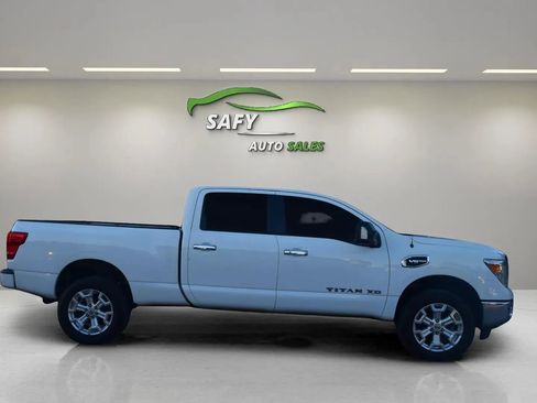 Used 2017 Nissan Titan SV image 3