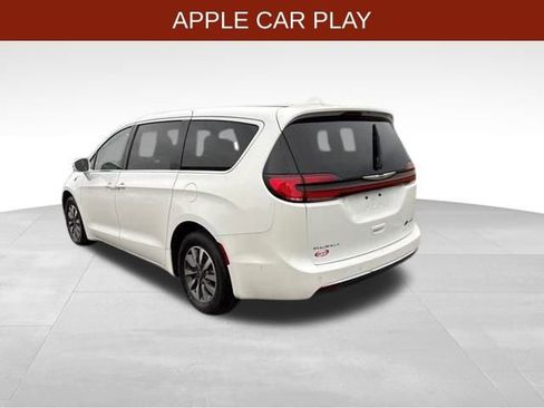 Used 2022 Chrysler Pacifica Touring-L w/ Uconnect Theater Family Group image 5