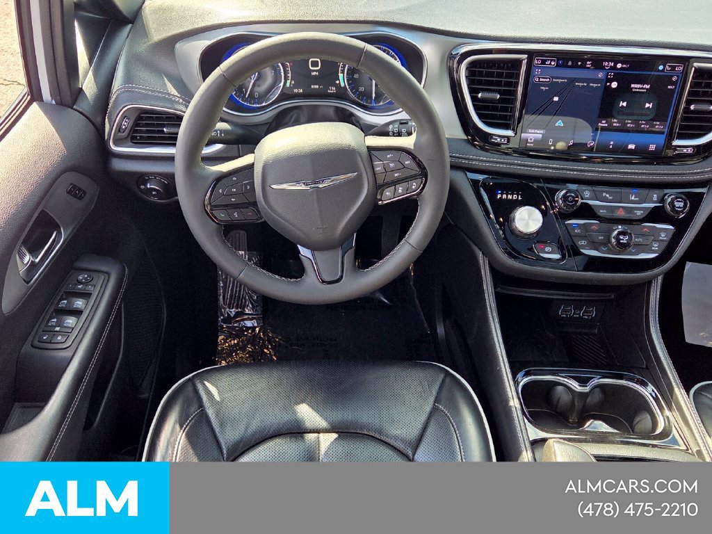 Used 2025 Chrysler Pacifica Limited FWD image 7