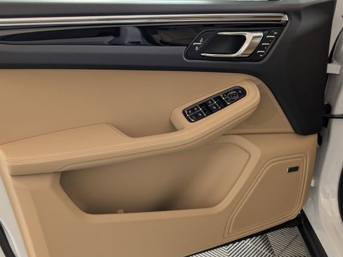 Certified 2026 Porsche Macan AWD/4WD image 16