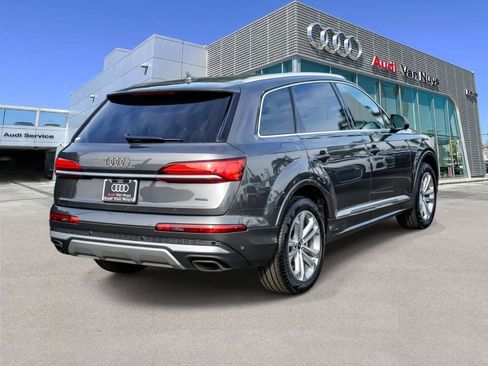 Used 2025 Audi Q7 Premium w/ Convenience Package image 4
