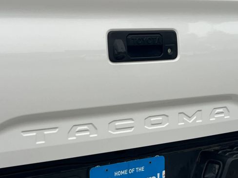 Used 2018 Toyota Tacoma TRD Sport w/ Technology Package image 27