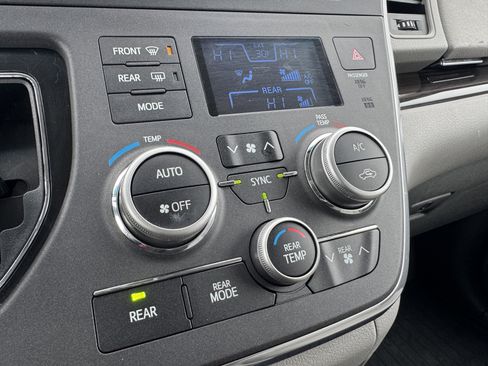 Used 2017 Toyota Sienna XLE Premium image 26