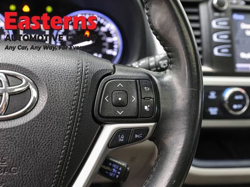 Used 2019 Toyota Highlander XLE AWD/4WD image 16