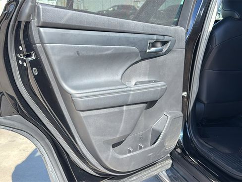 Used 2024 Toyota Highlander XLE image 16