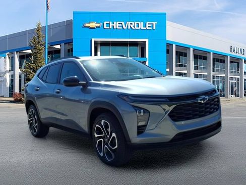 Used 2024 Chevrolet Trax RS w/ Sunroof Package FWD image 1