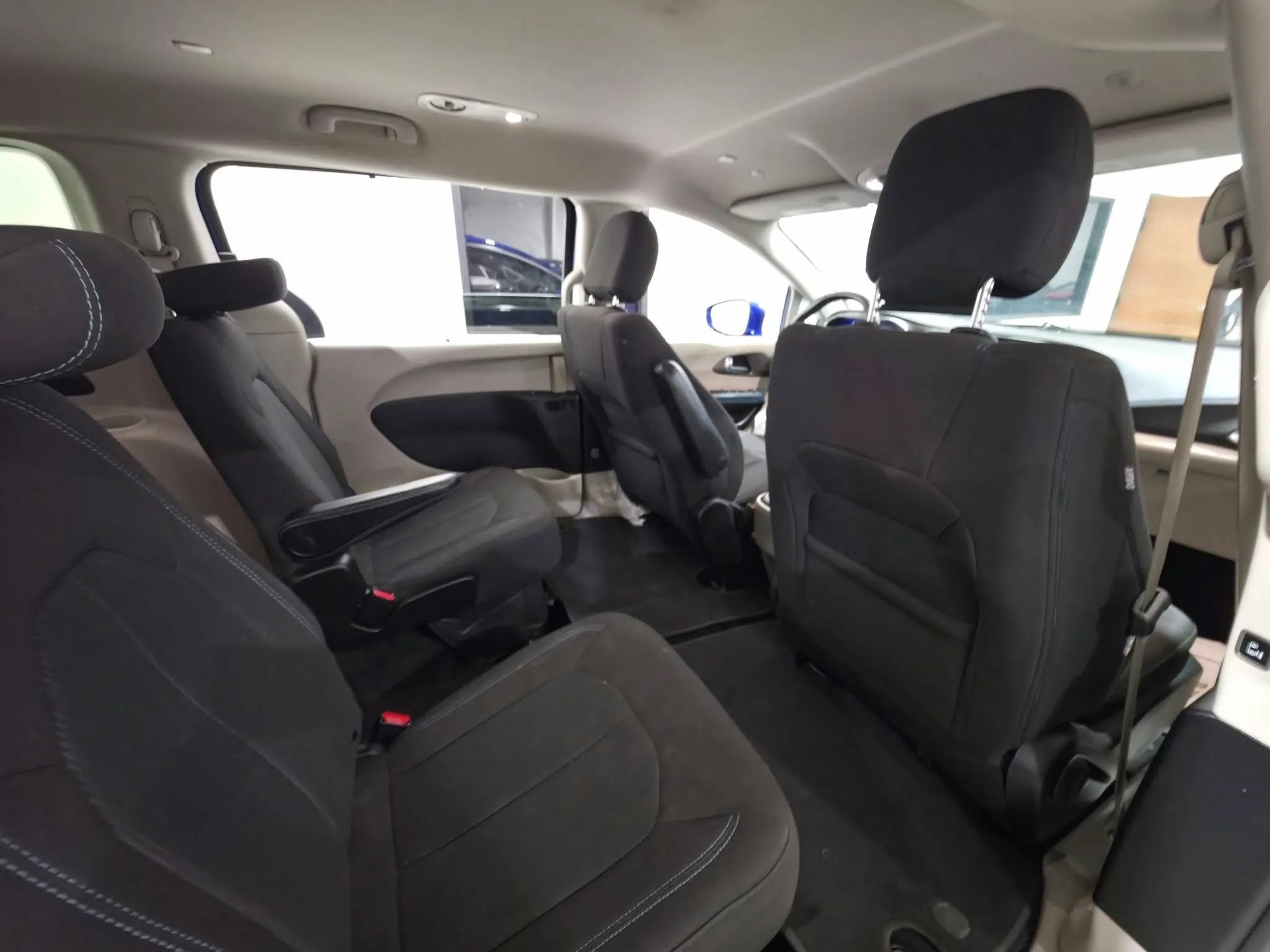 Used 2021 Chrysler Pacifica Touring w/ Cold Weather Group FWD image 16