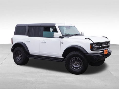 Certified 2025 Ford Bronco Outer Banks w/ Sasquatch Package image 2