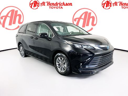 Used 2024 Toyota Sienna LE image 1
