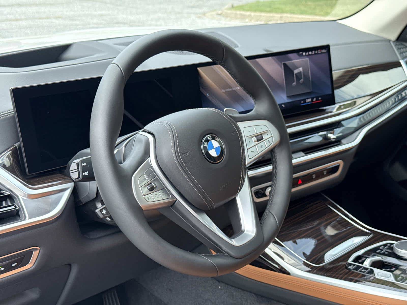 Used 2027 BMW X7 xDrive40i w/ Premium Package AWD/4WD image 2
