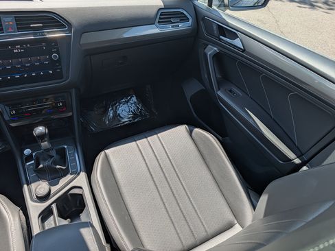Certified 2023 Volkswagen Tiguan SE w/ Panoramic Sunroof Package AWD/4WD image 11