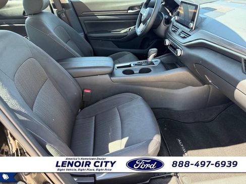 Used 2025 Nissan Altima 2.5 SV FWD image 12