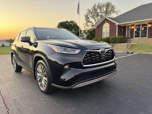 Used 2021 Toyota Highlander Platinum image 2