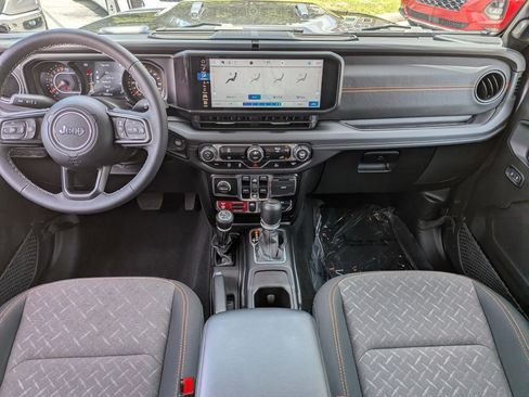 Used 2025 Jeep Gladiator Mojave w/ Technology Group AWD/4WD image 16