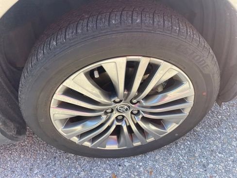 Used 2024 Toyota Venza XLE AWD/4WD image 7