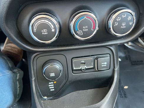 Used 2017 Jeep Renegade Sport w/ Power & Air Group image 26