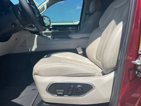 Used 2022 Jeep Wagoneer Series III w/ Flexible Seating Group AWD/4WD image 2