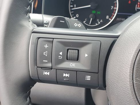 Used 2025 Nissan Pathfinder SV FWD image 23