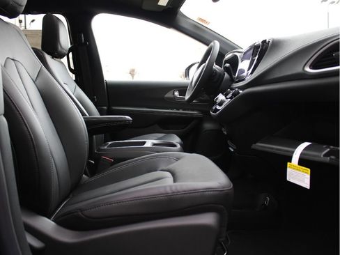 New 2026 Chrysler Pacifica Select image 25