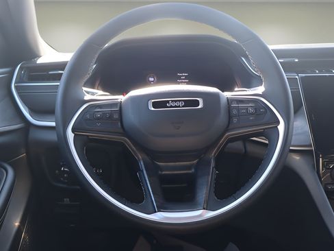 Used 2024 Jeep Grand Cherokee Limited AWD/4WD image 16
