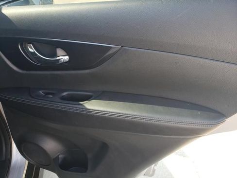 Used 2018 Nissan Rogue SV AWD/4WD image 19