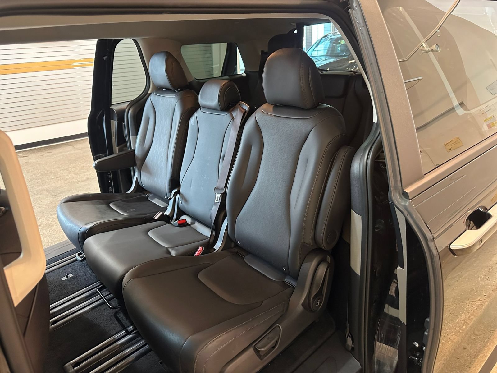 Used 2026 Kia Carnival FWD image 41
