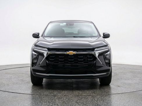 Used 2025 Chevrolet Trax LT FWD image 2