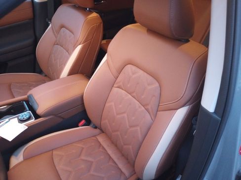 Used 2026 Nissan Pathfinder Platinum w/ Cargo Package image 9