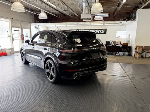 Used 2019 Porsche Cayenne Turbo image 8