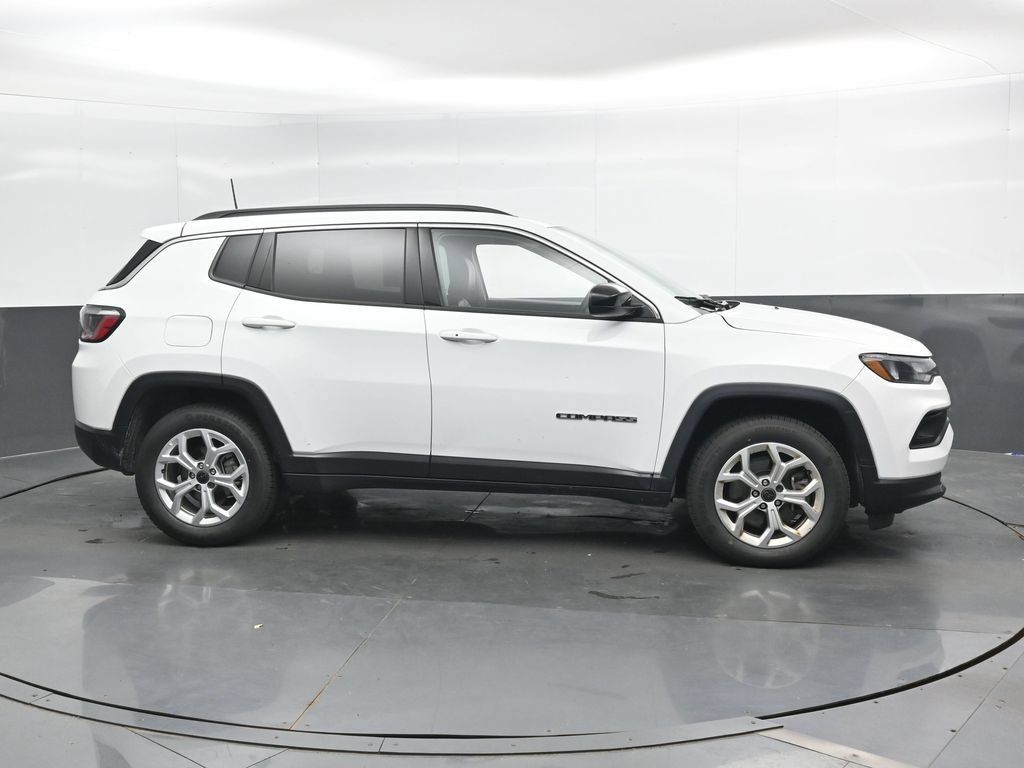 Used 2025 Jeep Compass Latitude AWD/4WD image 3