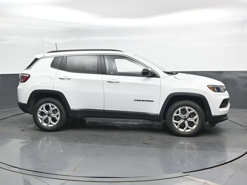 Used 2025 Jeep Compass Latitude AWD/4WD image 3