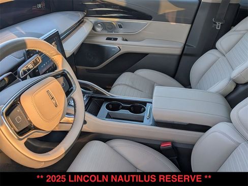 Used 2025 Lincoln Nautilus Reserve image 3
