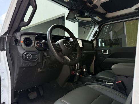 Used 2024 Jeep Gladiator Mojave image 23