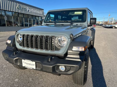 Used 2025 Jeep Wrangler Sport S image 21