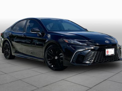 Used 2025 Toyota Camry SE w/ Convenience Package FWD image 3