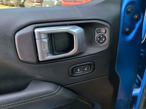 Used 2022 Jeep Gladiator Overland w/ LED Lighting Group AWD/4WD image 11